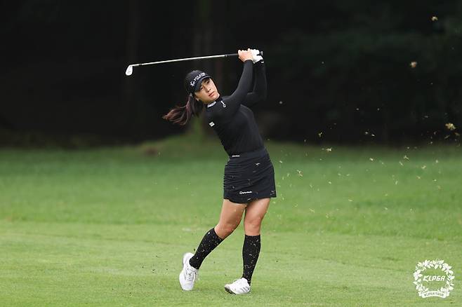 윤이나가 25일 KLPGA 투어 메이저 대회 하이트진로 챔피언십 1라운드 1번 홀에서 아이언 샷을 하고 있다. 사진 | KLPGA