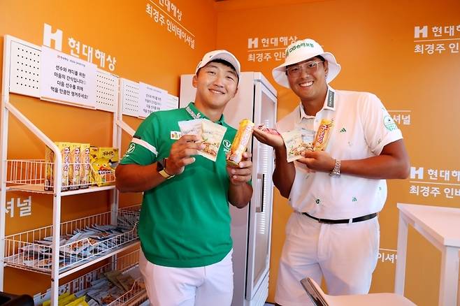 선수 라운지를 이용하고 있는 김홍택(왼쪽)과 캐디. 사진 | KPGA