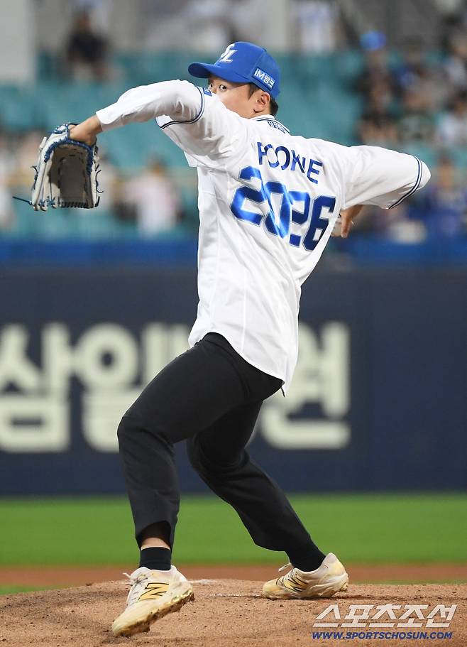 루키가 새겨진 유니폼을 입고 신인 선수들을 대표해 마운드에 오른 1라운드 이호범.