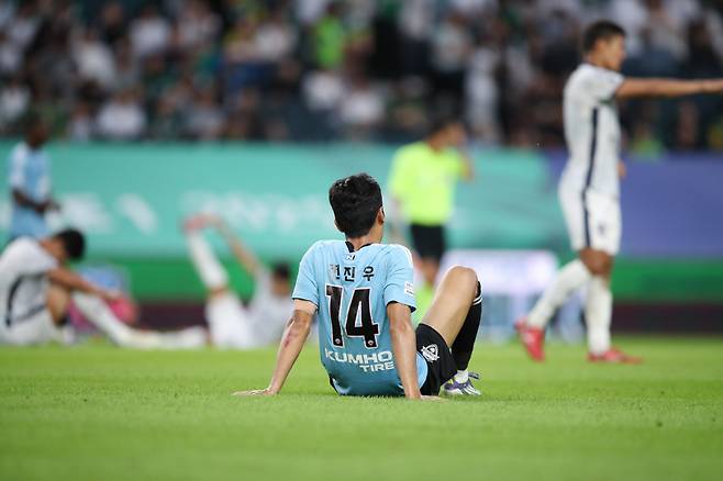 전주월드컵경기장/ K리그1/ 전북현대모터스 vs 김천상무프로축구단/ 전북 전진우/ 경기종료/ 아쉬움/ 사진 하서영