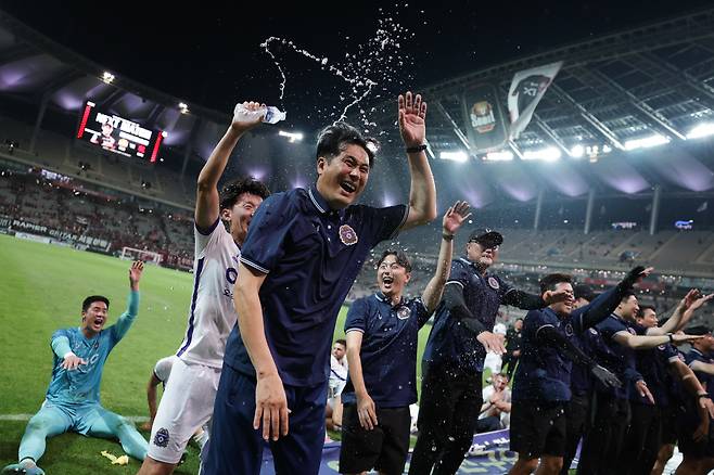 서울월드컵경기장/ K리그1/ FC서울 vs FC안양/ 안양 승리/ 안양 유병훈 감독/ 승리 세레머니/ 기쁨/ 사진 곽동혁