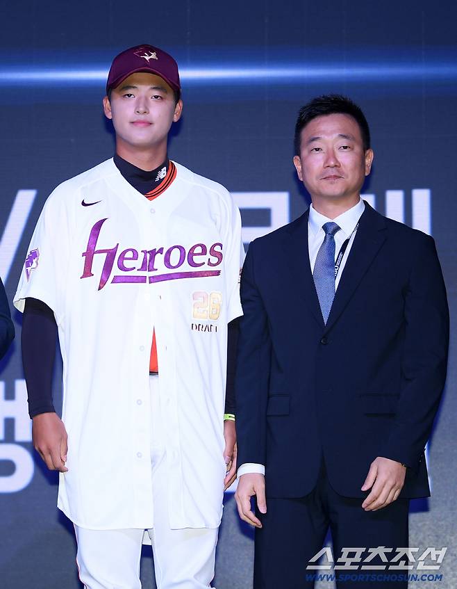 2026 KBO 신인 드래프트가 17일 서울 롯데호텔월드에서 열렸다. 키움에 1라운드 지명된 북일고 박준현이 허승필 단장과 기념 촬영을 하고 있다. 잠실=박재만 기자 pjm@sportschosun.com/2025.09.17/