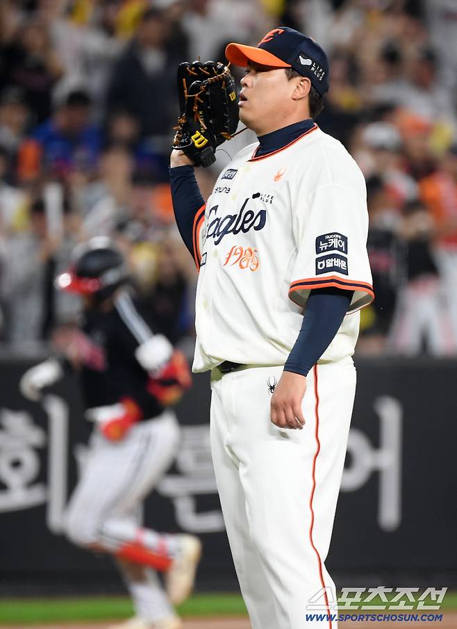 26일 대전 한화생명볼파크에서 열린 한화 이글스와 LG 트윈스의 경기. 6회초 1사 LG 오스틴에게 솔로포를 허용한 한화 선발 류현진이 아쉬워하고 있다. 대전=박재만 기자 pjm@sportschosun.com/2025.09.26/
