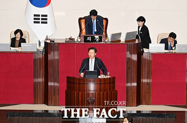 국민의힘은 민주당의 쟁점 법안 처리에 대응하기 위해 필리버스터로 맞서고 있다. 사진은 박수민 국민의힘 의원이 25일 국회 본회의장에서 정부조직법 개정안에 대한 무제한 토론을 하는 모습. /배정한 기자