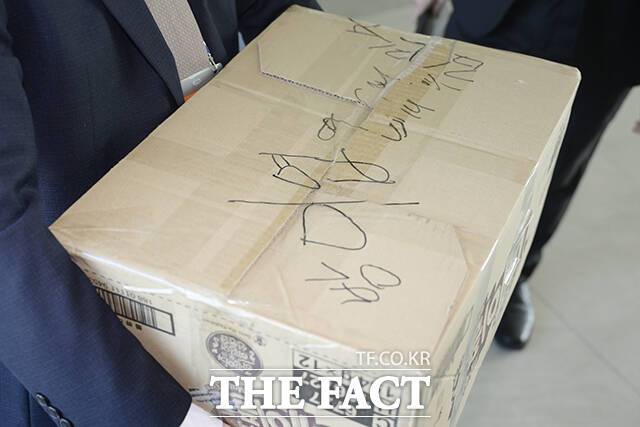 표결 용지가 담긴 과자 상자 위로 봉인 사인이 적혀있다.