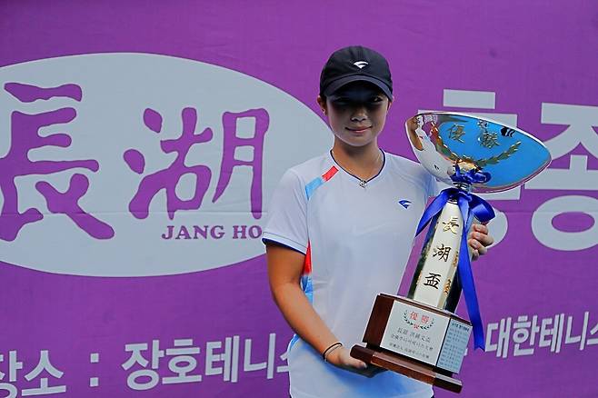 통산 두 번째 장호배 트로피를 들어 올린 이서아