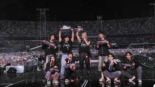 스트레이 키즈는 'dominATE' 월드 투어 동안 총 54회 공연을 펼치며 전 세계 100만 여명의 팬들을 열광시켰다