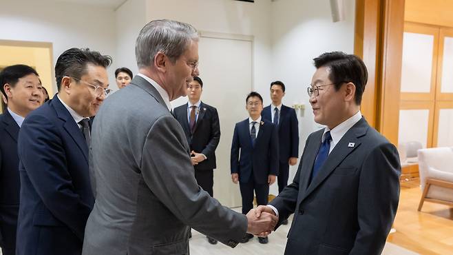이재명 대통령과 스콧 베센트 미국 재무장관이 24일(현지시간) 미국 뉴욕 주유엔대한민국대표부에서 면담에 앞서 악수하고 있다. /연합뉴스