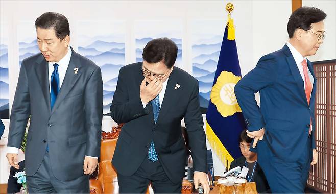 반대로 가는 與野  우원식(가운데) 국회의장과 김병기(왼쪽) 더불어민주당 원내대표, 송언석 국민의힘 원내대표가 25일 의장 주재로 열린 회동에서 기념 촬영을 마친 후 자리로 향하고 있다./남강호 기자