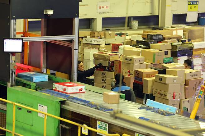 서울 광진구 동서울우편물류센터에서 직원들이 택배 분류 작업을 하고 있다. 사진은 기사와 직접적인 관련 없음. /뉴스1