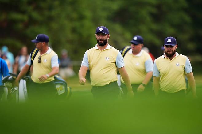 지난 24일 유럽 욘 람(왼쪽 둘째)과 티럴 해튼(오른쪽 첫째)이 연습 라운드를 치르고 있다. /AP 연합뉴스