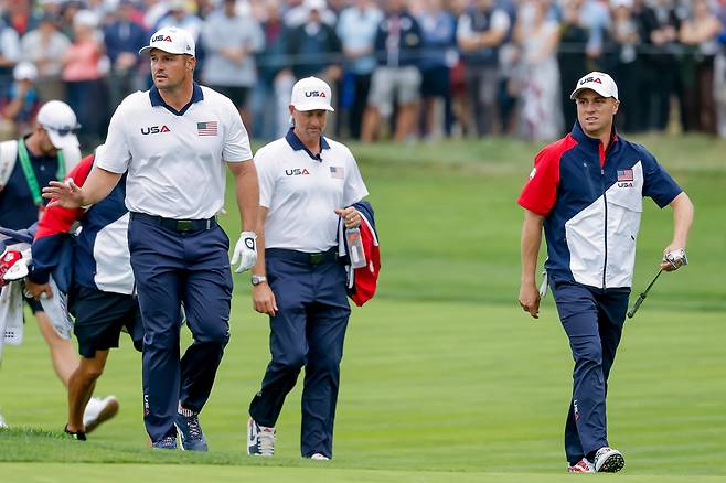 미국 브라이슨 디섐보(왼쪽)와 저스틴 토머스(오른쪽 첫째)가 25일 최종 연습일에 필드를 걷는 모습. /EPA 연합뉴스