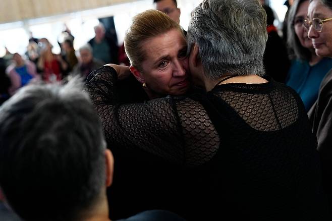 24일 덴마크 자치령 그린란드의 수도 누크에서 메테 프레데릭센(가운데) 덴마크 총리가 강제 피임 정책의 피해자들과 만나 사과한 뒤 눈물을 글썽이고 있다. 덴마크 정부는 1960~1991년 가임기 여성의 절반에 달하는 약 4500명의 원주민(이누이트) 여성들에게 동의 없이 자궁 내 피임 장치(IUD)를 착용하도록 강제했다. /AFP 연합뉴스