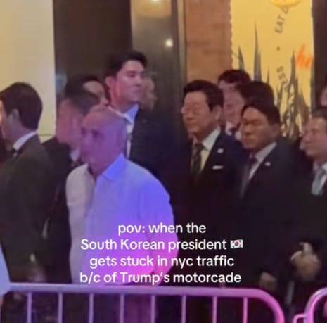 뉴욕 거리에서 포착된 이 대통령과 일행 모습. 영상에 "트럼프의 의전 차량 행렬 때문에 한국 대통령이 뉴욕 도로에 발이 묶였다"라는 설명이 붙었다. /틱톡