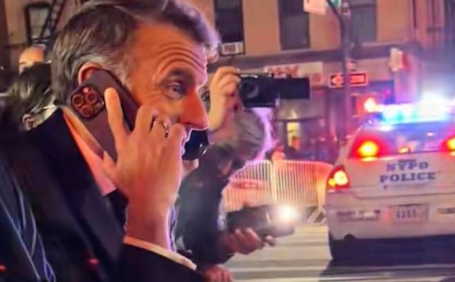 마크롱 대통령이 직접 트럼프 대통령에 전화를 걸어 "당신 때문에 모든 길이 막혔다"라고 말하고 있다. /브뤼(Brut)