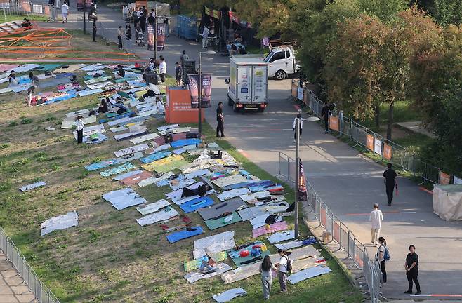 서울 여의도 한강공원 일대에서 열리는 '서울세계불꽃축제 2025'를 하루 앞둔 26일 행사장 주변에 시민들이 돗자리를 펴두고 자리를 선점하고 있다./연합뉴스