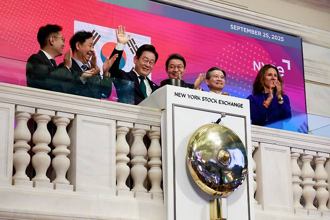 이재명 대통령이 25일(현지시간) 미국 뉴욕 증권거래소에서 개장을 알리는 버튼을 누른 뒤 손을 흔들고 있다./연합뉴스