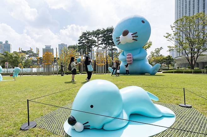 지난해 9월 롯데월드가 글로벌 인기 IP ‘보노보노’와 협력해 서울 송파구 잠실 롯데월드몰 광장에서 선보인 팝업스토어 '안녕! 보노보노, 조개를 찾아줘' 전경. /롯데월드 제공