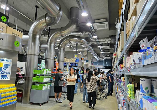 25일 오후 경기도 성남시 국내 첫 창고형 약국에서 방문객들이 쇼핑을 하고 있다. 온라인에선 ‘약국계의 코스트코’라고 불리고 있다./허지윤 기자