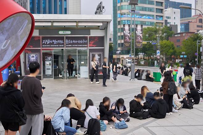 26일 오전 서울 신촌 현대백화점 유플렉스 앞. 카카오페이지 웹소설 ‘괴담에 떨어져도 출근을 해야 하는구나’를 주제로 한 몰입형 체험 전시 ‘어둠탐사기록 : 살아남은 자의 기록전’ 관람을 위해 대기하고 있는 팬들./카카오엔터 제공