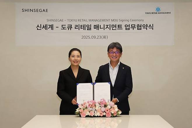 지난 23일 서울 서초구 신세계백화점 본사에서 진행된 업무협약식에서 (왼쪽부터) 신세계백화점 장수진 상품본부장, 도큐 리테일 매니지먼트 대표이사 홋타 마사미치가기념촬영을 하고 있다.ⓒ신세계백화점