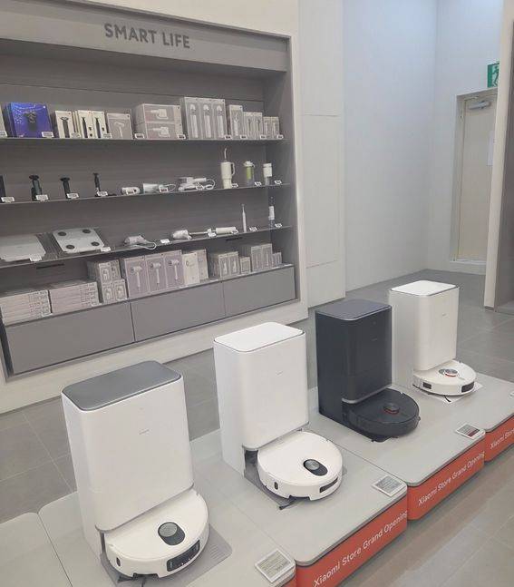서울 구의동 NC이스트폴에 입점한 샤오미 매장. 로봇청소기 5와 5프로 제품이 진열돼 있다. ⓒ임채현 기자