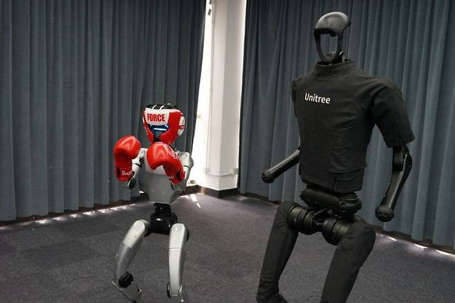 유니트리 본사 전시관의 휴머노이드 G1(왼쪽)과 H1. 동아사이언스 제공