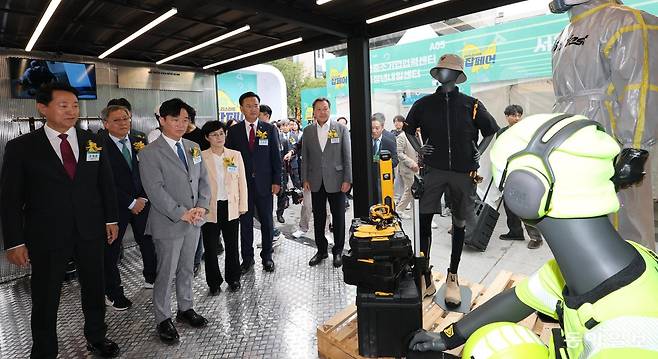 25일 ‘2025 리스타트 잡페어’에 마련된 ‘일자리안전특별관’을 찾은 주요 인사들이 코오롱인더스트리 FnC 부문의 작업복 브랜드 부스를 둘러보고 있다. 홍진환 기자 jean@donga.com