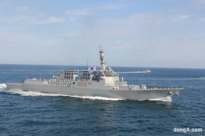 해상사열지휘함 역할을 맡은 최신예 이지스함 정조대왕함. 최재호 기자 cjh1225@donga.com
