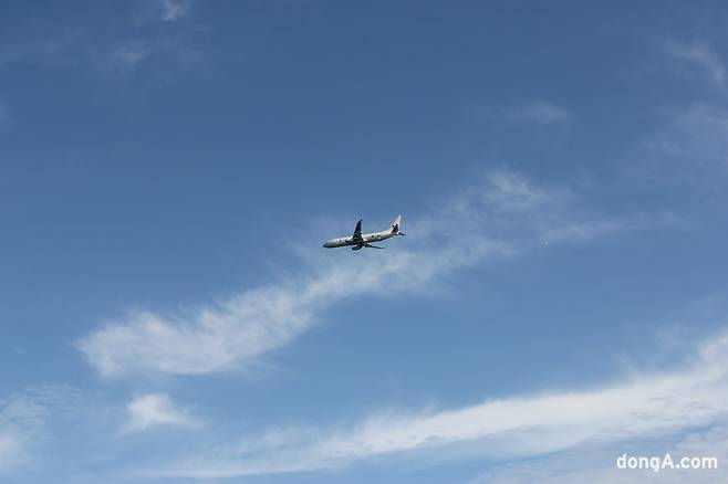 적 잠수함을 추적하기 위해 소노부이를 투하하는 해군항공대 소속 P-8A 대잠초계기. 최재호 기자 cjh1225@donga.com