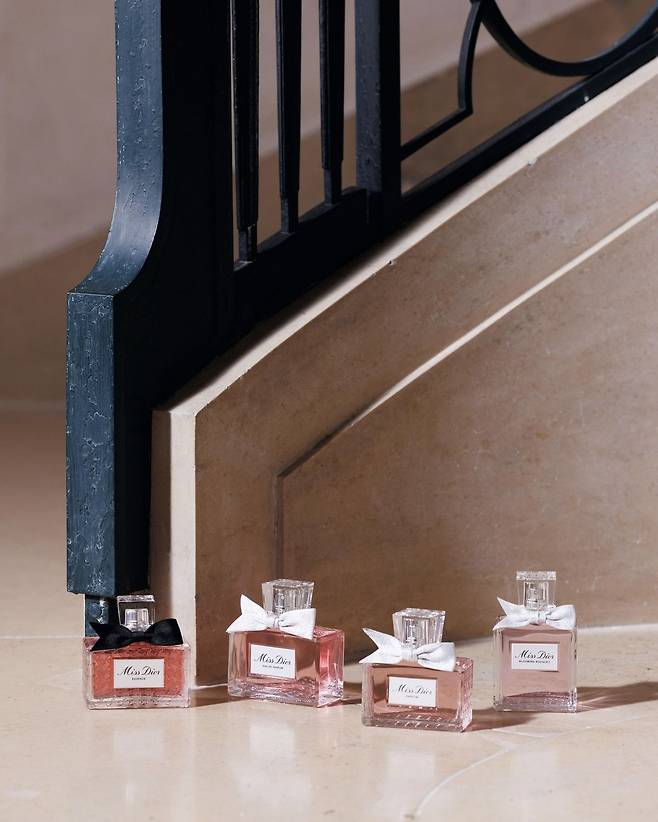 (왼쪽부터)미스 디올 에쌍스, 미스 디올 오 드 퍼퓸, 미스 디올 퍼퓸, 미스 디올 블루밍 부케 오 드 뚜왈렛, 모두 Dior Beauty.