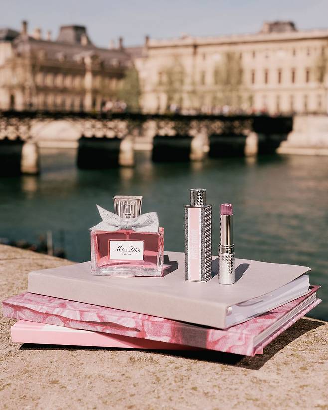 (왼쪽부터)미스 디올 퍼퓸, 30ml 13만3천원대, 미스 디올 퍼퓸 미니 미스 솔리드 퍼퓸, 11만7천원대, 모두 Dior Beauty.