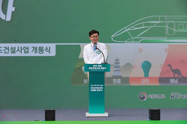 김철우 보성군수가 26일 신보성역에서 열린 '보성~목포 철도 건설 사업 개통식'에서 축사를 하고 있다. 보성군 제공