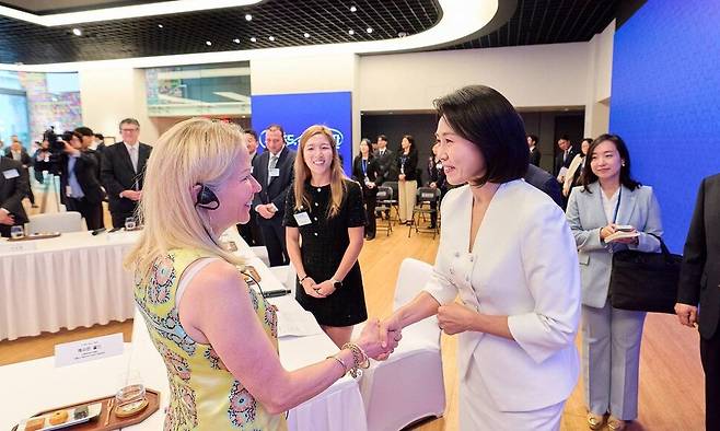 이재명 대통령과 함께 미국 뉴욕을 방문한 김혜경 여사가 24일(현지시각) 뉴욕한국문화원을 방문해 관계자와 인사를 하고 있다. 연합뉴스