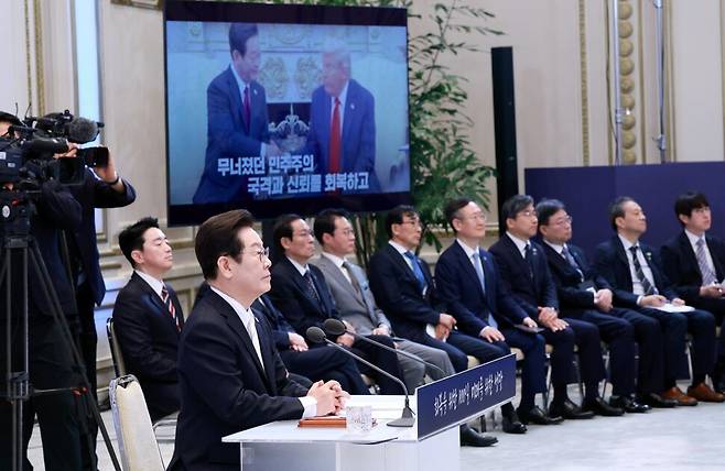 지난 11일 청와대 영빈관에서 열린 이재명 대통령 기자회견에 참석한 대통령실 참모들의 모습. 사진공동기자단.