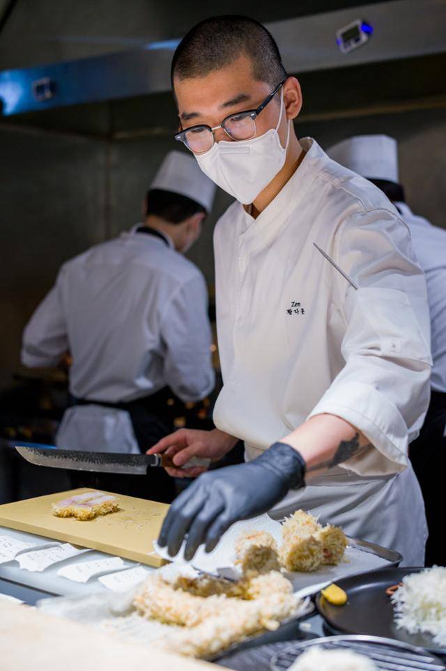 경기 안양의 돈가스 전문점 교카이젠의 황다훈 셰프가 갓 튀긴 돈가스를 자르고 있다. 장준우 제공