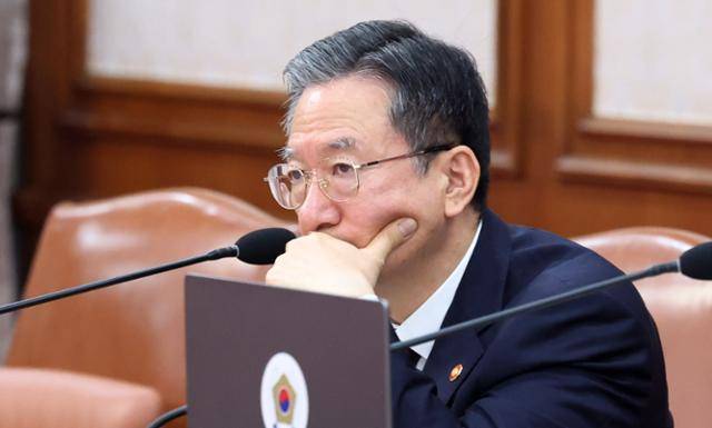 정성호 법무부 장관이 23일 오전 서울 종로구 정부서울청사에서 열린 국무회의에 참석해 있다. 뉴시스