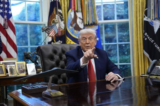 도널드 트럼프 미국 대통령이 25일 미 워싱턴 백악관 집무실(오벌오피스) 중국 동영상 플랫폼 틱톡 미국 사업권 매각 관련 행정명령에 서명한 뒤 취재진 질문을 받고 있다. 워싱턴=UPI 연합뉴스