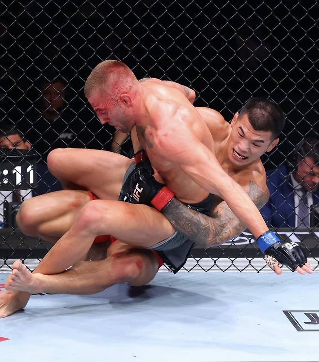 고석현이 오반 엘리엇을 그라운드로 끌고 가는 모습. 사진=UFC 코리아