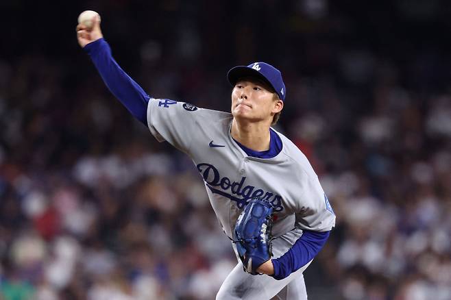 <yonhap photo-2973=""> PHOENIX, ARIZONA - SEPTEMBER 25: Starter Yoshinobu Yamamoto #18 of the Los Angeles Dodgers pitches against the Arizona Diamondbacks during the fifth inning at Chase Field on September 25, 2025 in Phoenix, Arizona. Chris Coduto/Getty Images/AFP (Photo by Chris Coduto / GETTY IMAGES NORTH AMERICA / Getty Images via AFP)/2025-09-26 07:05:32/ <저작권자 ⓒ 1980-2025 ㈜연합뉴스. 무단 전재 재배포 금지, AI 학습 및 활용 금지></yonhap>