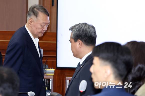 윤석열 전 대통령이 26일 서울 서초동 서울중앙지법에서 열린 특수공무집행방해 혐의 재판에 출석하고 있다. [사진=사진공동취재단]