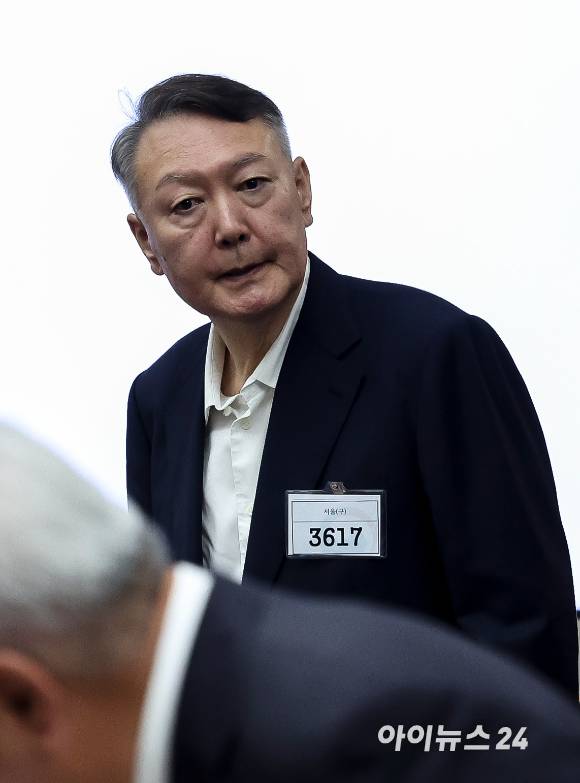 윤석열 전 대통령이 26일 서울 서초구 서울중앙지법에서 열린 특수공무집행방해, 직권남용 권리행사방해 등 혐의 사건 첫 공판에 출석하고 있다. [사진=사진공동취재단]