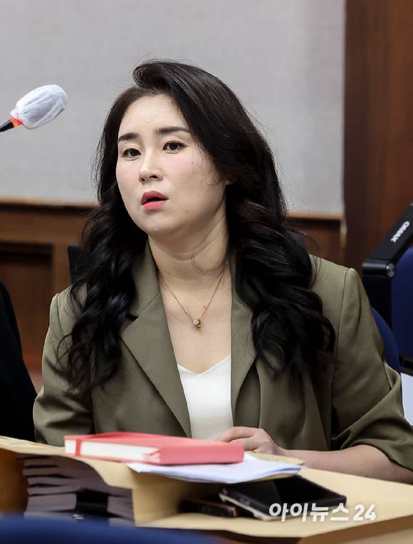 윤석열 전 대통령 법률대리인단인 김계리 변호사가 26일 서울 서초구 서울중앙지방법원에서 열린 윤 전 대통령에 대한 '특수공무 집행 방해, 직권남용 권리행사 방해 혐의' 첫 재판에 출석해 있다. [사진=사진공동취재단]