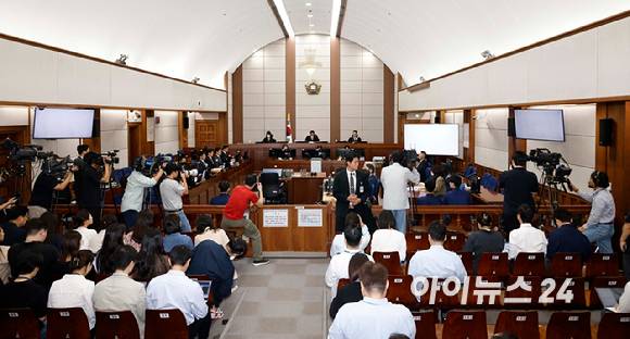 윤석열 전 대통령의 특수공무집행방해, 직권남용 권리행사방해 등 혐의 사건 첫 공판이 열린 26일 서울 서초구 서울중앙지법에서 백대현 부장판사가 발언하고 있다. [사진=사진공동취재단]