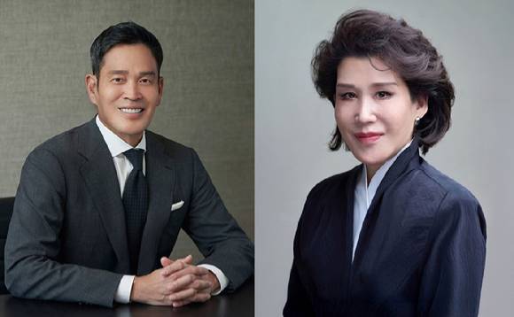 정용진 신세계그룹 회장(왼쪽)과 정유경 신세계 회장. [사진=신세계]