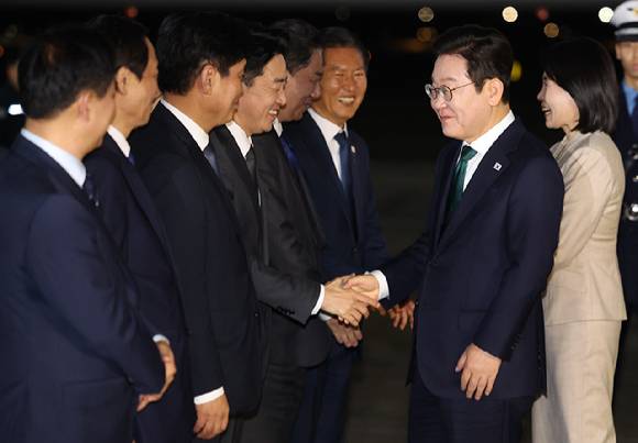 미국 방문 일정을 마치고 귀국한 이재명 대통령이 26일 성남 서울공항에서 환영나온 강훈식 대통령 비서실장을 비롯한 인사들과 인사하고 있다. 왼쪽부터 김병욱 정무비서관, 우상호 정무수석, 강훈식 비서실장, 더불어민주당 김병기 원내대표, 정청래 대표, 이재명 대통령, 김혜경 여사. 2025.9.26 [사진=연합뉴스]