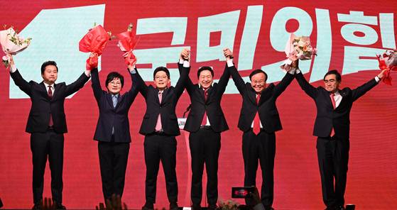 2023년 국민의힘 3·8 전당대회에서 당 대표로 선출된 김기현 의원(왼쪽 4번째)과 최고위원, 청년최고위원들. 장진영 기자