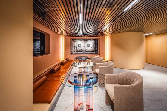 한옥의 '마당'과 '터'를 모티프로 한 오픈 다이닝 홀. 사진 제네시스