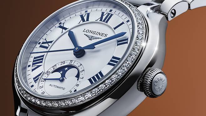 베젤 위에 브릴리언트 컷 다이아몬드를 세팅한 스틸 소재 프리마루나 문페이즈 모델.사진 론진