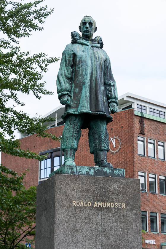 노르웨이 트롬쇠의 아문센 동상. 우상조 기자